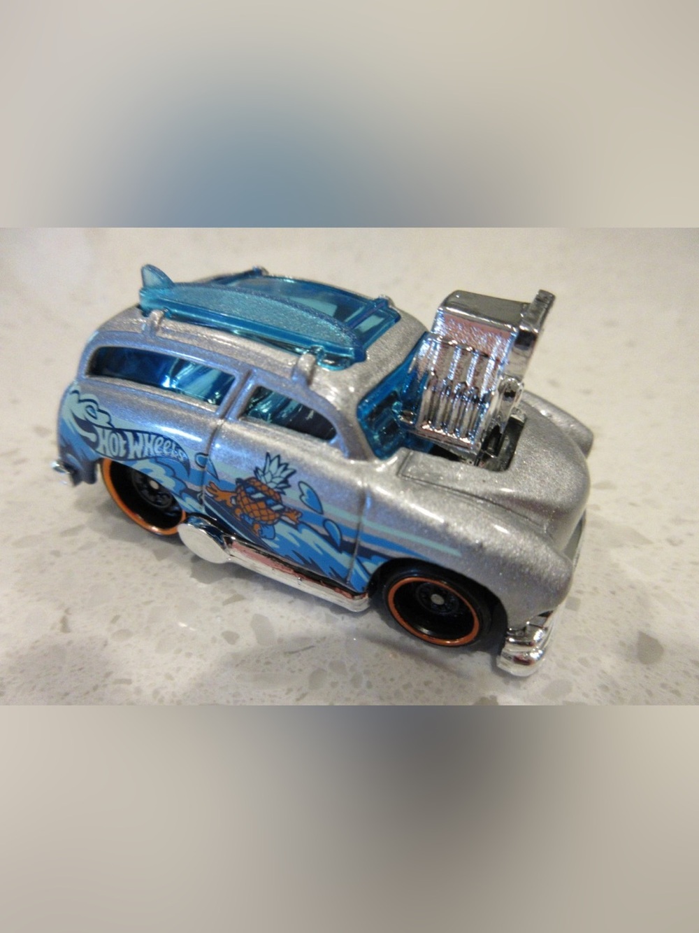 2016 Hot Wheels Surf 'N Turf Surfing Pineapple Silver 1:64 DIECAST Toy Race Car